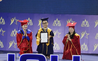 Xúc động hình ảnh hiệu trưởng “quỳ gối” trao bằng tốt nghiệp cho sinh viên đặc biệt