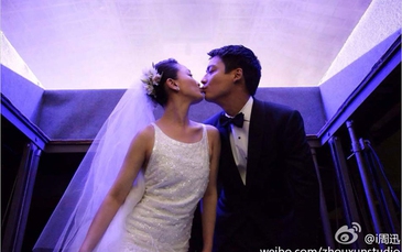 Châu Tấn nhí nhảnh khóa môi chồng trong lễ cưới