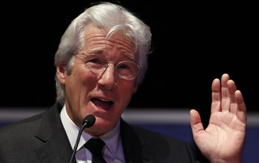 Nhập vai vô gia cư, Richard Gere được "bố thí" pizza