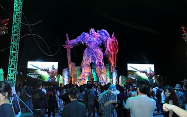 "Đả nữ" Ngô Thanh Vân tạo dáng bên mô hình Optimus Prime