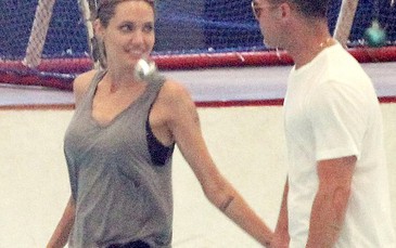 Angelina Jolie tay trong tay cùng Brad Pitt trượt băng
