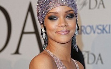 Rihanna, Amber Heard bị tung ảnh nóng