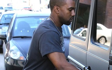 Kanye West bị tố đấm vào mặt kẻ văng tục với Kim Kardashian