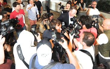 Kim “siêu vòng ba” bị bao vây ở sân bay