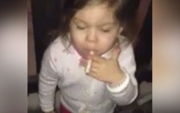 Sốc clip bé gái phì phèo thuốc lá