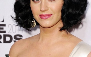 Katy Perry mặc đầm gợi cảm đi nhận giải