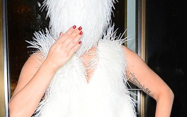 Lady Gaga lại gây sốc với thời trang quái