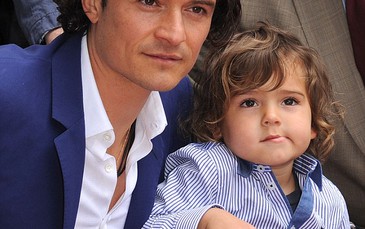 Orlando Bloom hớn hở cùng con trai đi nhận sao