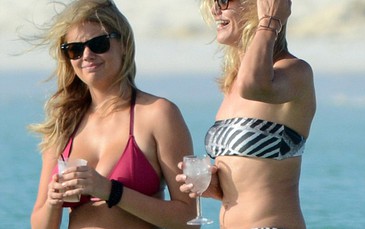 Cameron Diaz tự tin khi diện bikini cùng Kate Upton