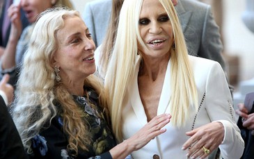 Donatella Versace gây sốc với gương mặt đáng sợ