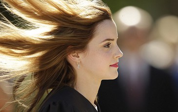 Vệ sĩ giả sinh viên, mang súng bảo vệ Emma Watson