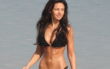 Michelle Keegan “nóng bỏng” nhất trên bãi biển
