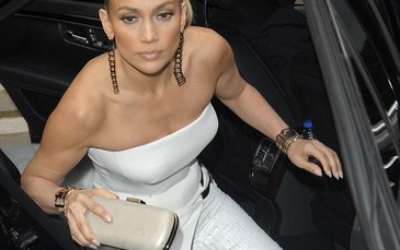Jennifer Lopez đẹp lộng lẫy tại tuần lễ thời trang Paris