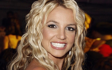 Britney Spears bị  kiện vì làm gãy mũi vũ công
