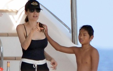 Sau ngày cưới, Angelina Jolie và Brad Pitt đưa các con đi du thuyền