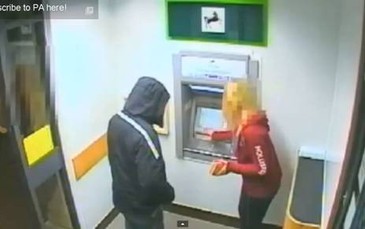 Kinh hoàng clip  cướp có dao tại ATM