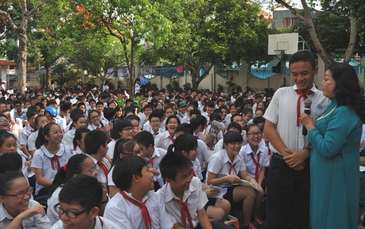 "Kỳ nữ" Kim Cương đưa Đờn ca tài tử vào học đường