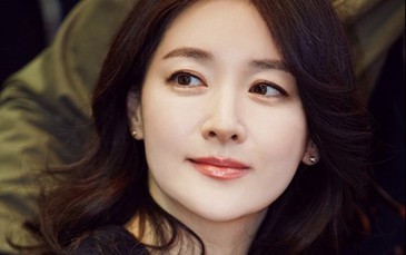 Lee Young Ae đẹp quý phái ở tuổi 44