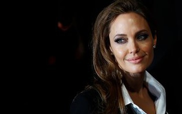 Angelina Jolie cắt bỏ buồng trứng ngừa ung thư