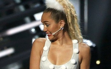 Miley Cyrus lại bị chỉ trích dữ dội vì quá hở