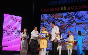 Bé Trần Thị Mỹ Dung đoạt giải quán quân cuộc thi “Hò, xự, xang, xê, cống” 2015