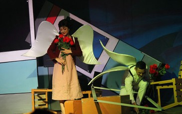 Lấy nước mắt hay bán tiếng cười?