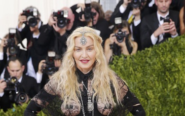 Madonna, Lady Gaga hở bạo tại “Oscar thời trang”