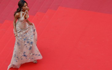 "Mốt" đầm xuyên thấu tấn công thảm đỏ LHP Cannes
