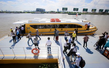 Ngắm tàu buýt đường sông đầu tiên tại TP HCM