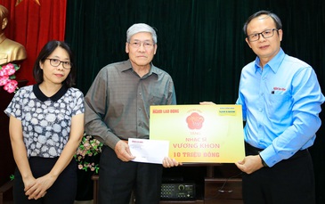 "Mai Vàng tri ân" tặng quà nhạc sĩ Vương Khon và nhà văn Huỳnh Nguyên tại Lai Châu