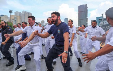 Thủy thủ New Zealand nhảy điệu Haka khi đến thăm TP HCM
