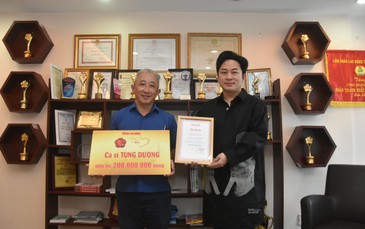 Ca sĩ Tùng Dương tặng 200 triệu đồng cho chương trình "Mai Vàng tri ân" và "Mai Vàng nhân ái"