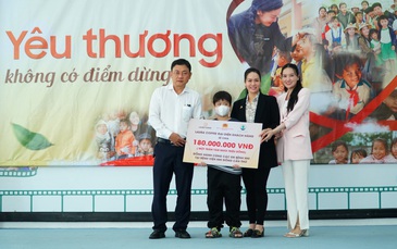 Nhật Kim Anh và con trai mang món quà ấm áp đến các bệnh nhi Cần Thơ dịp 1-6