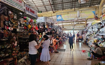 Chợ Bến Thành bất ngờ cúp điện tối om