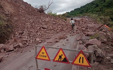 Sạt lở trên Quốc lộ 15D, đường lên cửa khẩu quốc tế ách tắc hàng cây số