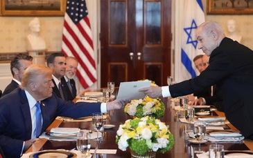 Thủ tướng Israel trao tận tay Tổng thống Donald Trump món quà bất ngờ
