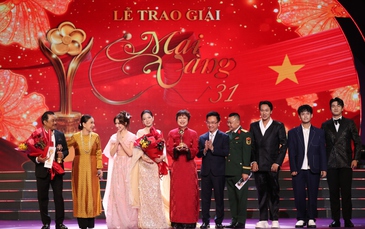 Đoàn làm phim "Mưa đỏ" gây ấn tượng mạnh ở Giải Mai Vàng