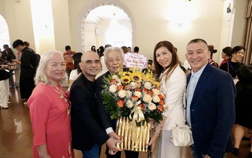 Nhạc sĩ Đức Trí đến "Mai Vàng" và cái ôm chúc mừng thầy - nhạc sĩ Cao Văn Lý