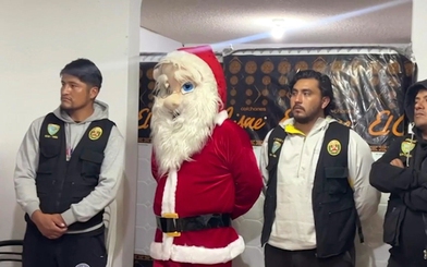 Clip “ông già Noel" cầm búa tạ phá nát cửa, bắt tội phạm ở Peru