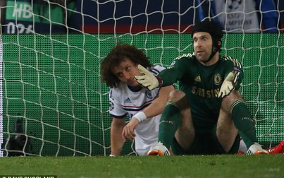 Ông Mourinho chỉ trích hàng thủ Chelsea chơi như trò hề