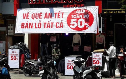 Đà Nẵng: Ế ẩm trưa 30 tết, xả hàng giảm 50%