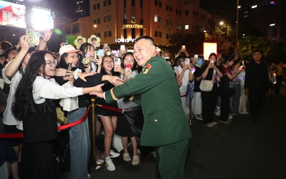 Tự Long, Hòa Minzy, Liên Bỉnh Phát... đã có mặt tại thảm đỏ Giải Mai Vàng lần thứ 31-2025