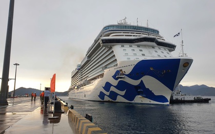 CLIP: Tàu biển quốc tế với 1.200 du khách cập cảng Cam Ranh