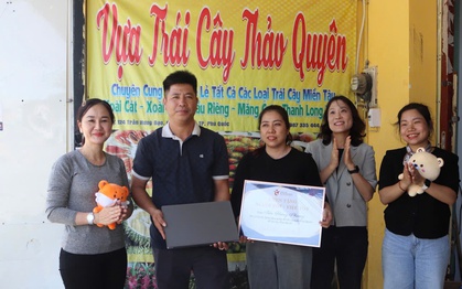 Đại diện Tổng cục Du lịch Hàn Quốc tri ân người đàn ông bán trái cây ở Phú Quốc