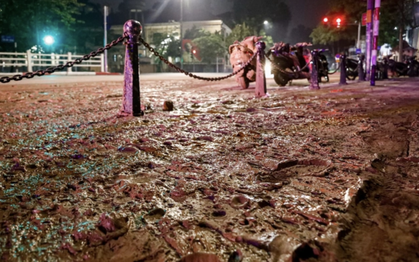 Phạt hành chính tài xế xe tải làm rơi bùn xuống phố khiến nhiều người trượt ngã