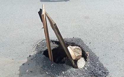 Hố sâu trên đường