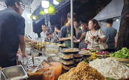 Người dân TP HCM nườm nượp đi thưởng thức món ngon ở Ngày hội sợi gạo