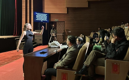 Nghệ sĩ Israel độc diễn đầy thú vị và lôi cuốn