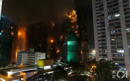 Cháy chung cư Hồng Kông: Số người chết tiếp tục tăng, 800 lính cứu hỏa dập từng tầng