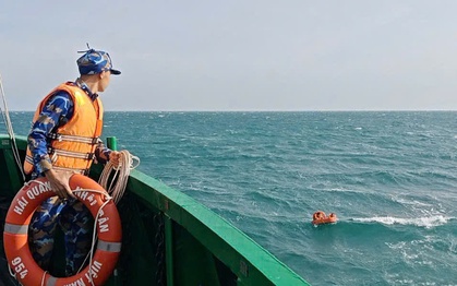 Vùng 5 Hải quân cứu 2 người trôi dạt nhiều giờ trên biển